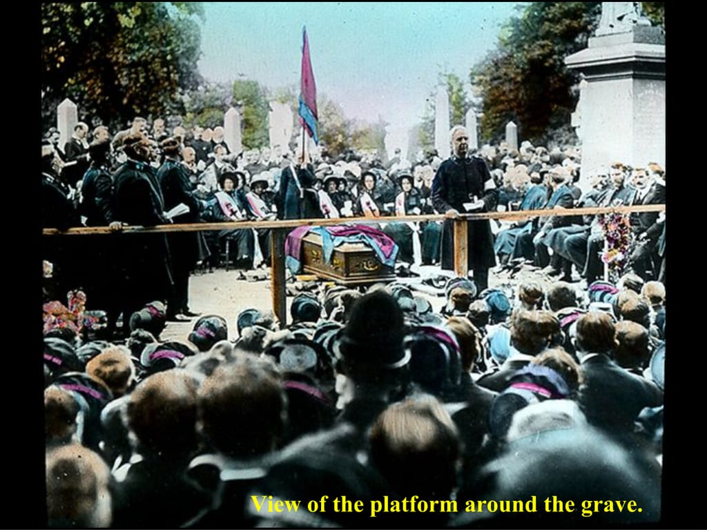 View of the platform around the grave.